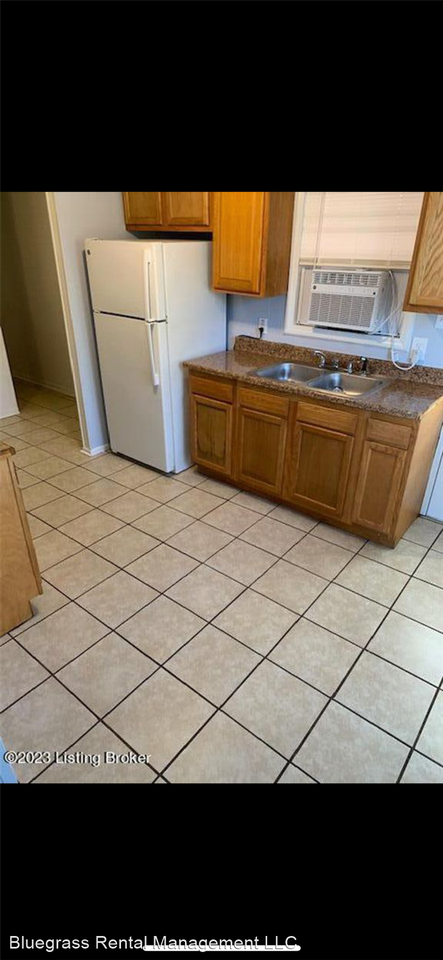 Beautiful 1 bed 1 bath Apartment home in Versailles - Photo 3 of 7