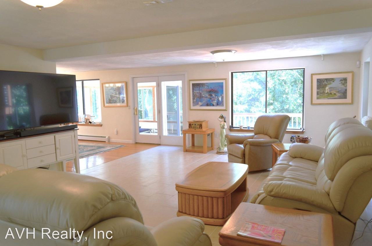 12 Brooks Lane - Photo 3 of 31