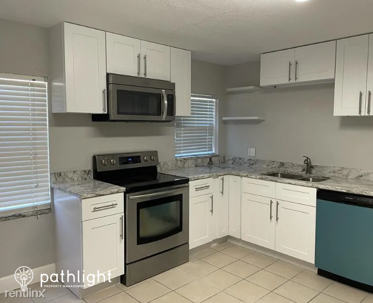 1028 37th St - Photo 2 of 5