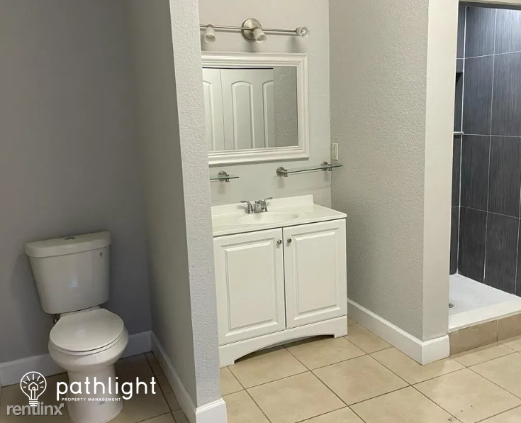 1028 37th St - Photo 3 of 5