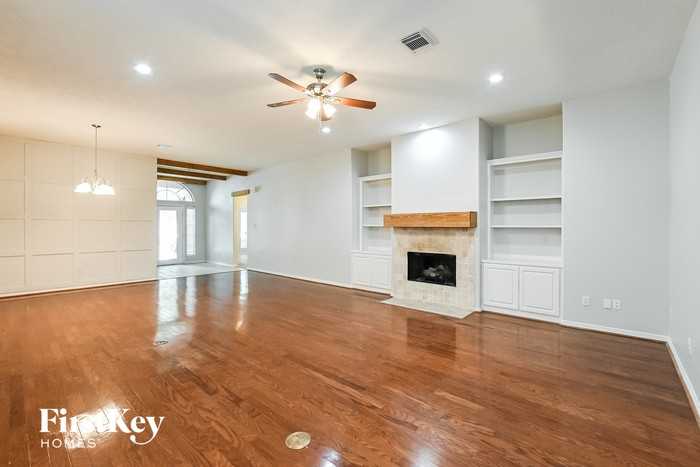 9400 Parkside Cir - Photo 2 of 15