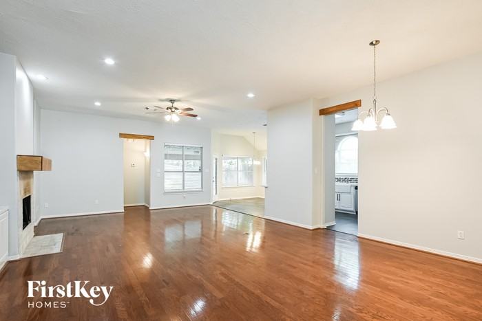 9400 Parkside Cir - Photo 3 of 15