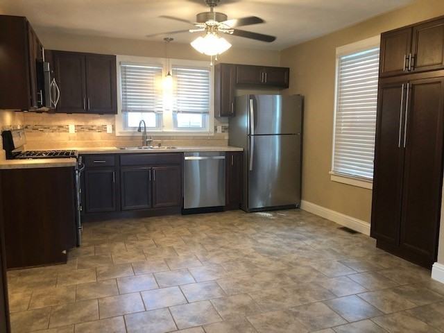 409 E Washington St - Photo 3 of 18