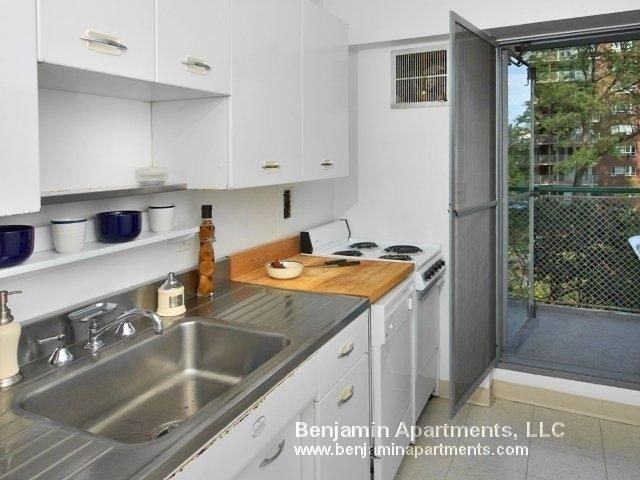 99 Memorial Dr #516C - Photo 2 of 9