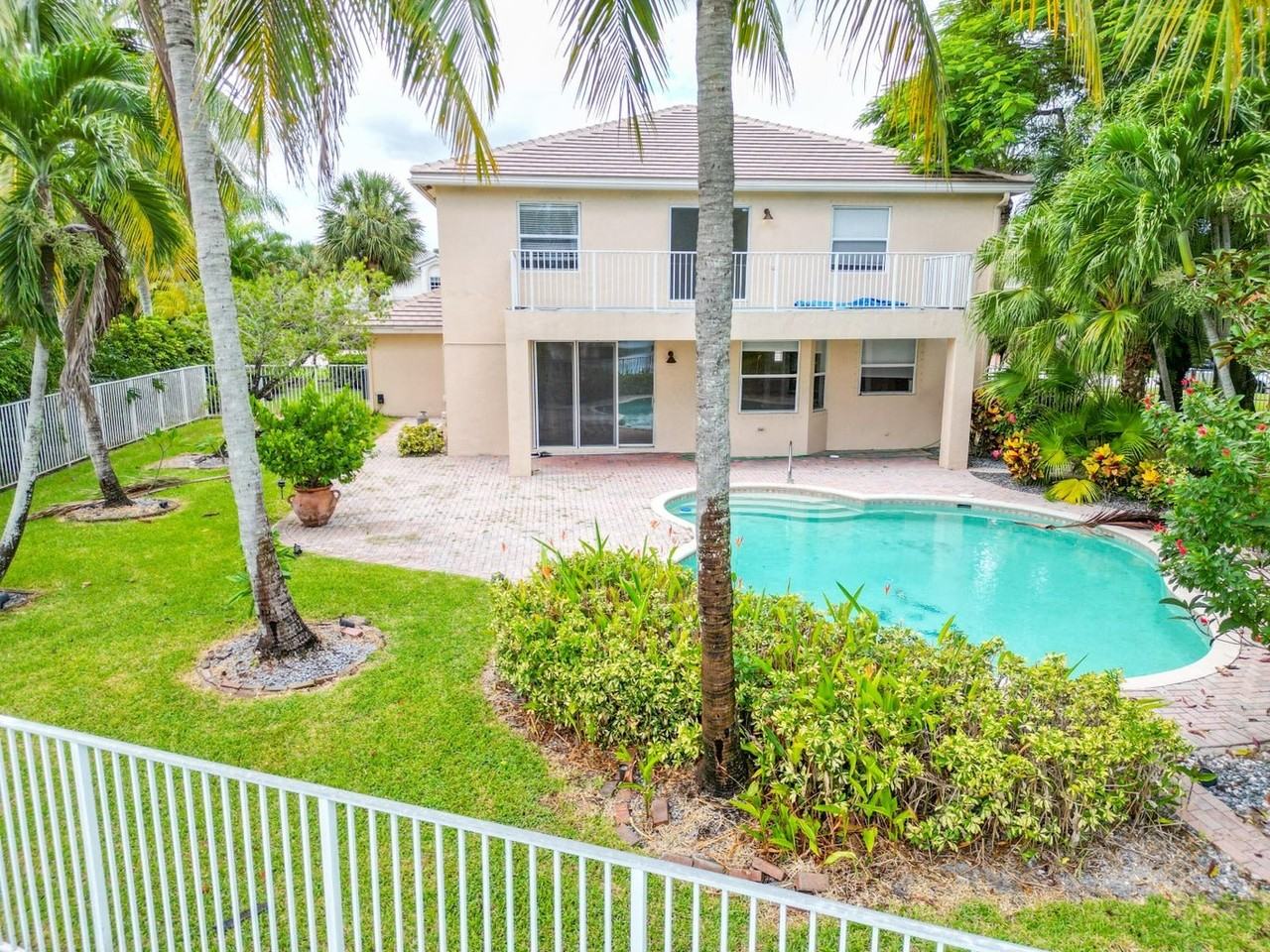 Bahia Isle Cir - Photo 2 of 8