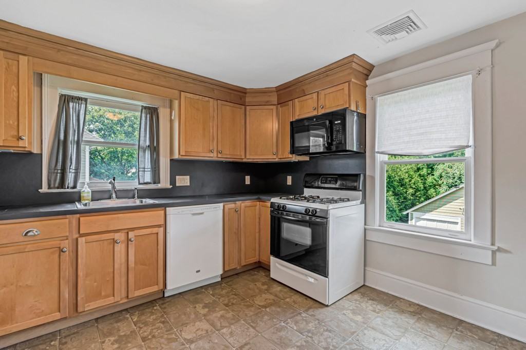 425 Main St - Photo 3 of 22