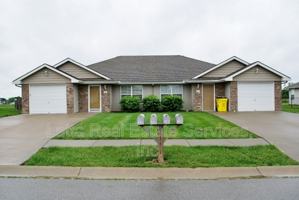 featured image of 1035 Nw Willow Dr