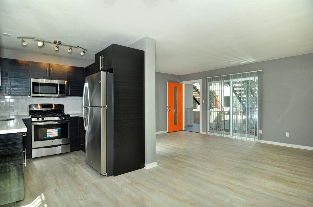 4424 51st St #06 - Photo 4 of 7