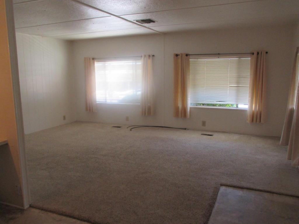 848 S Lyon Ave - Photo 4 of 17