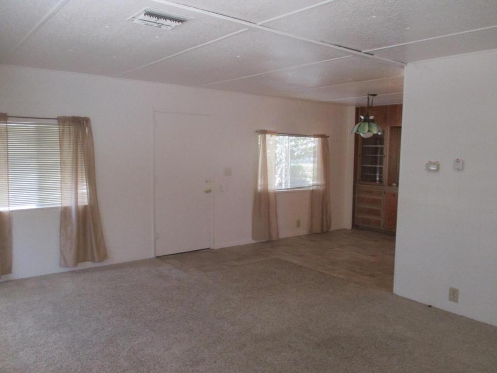 848 S Lyon Ave - Photo 5 of 17