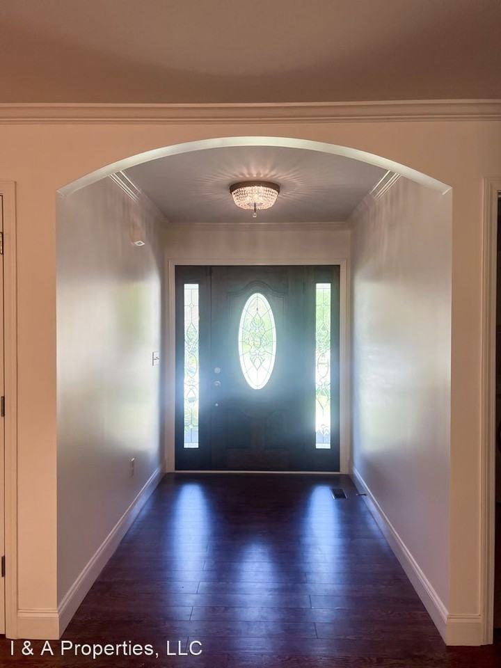 121 Baltic Ct - Photo 3 of 45