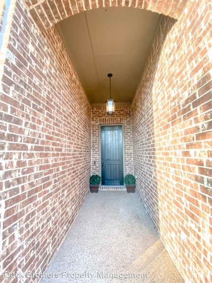 1008 Steamboat Dr - Photo 3 of 22