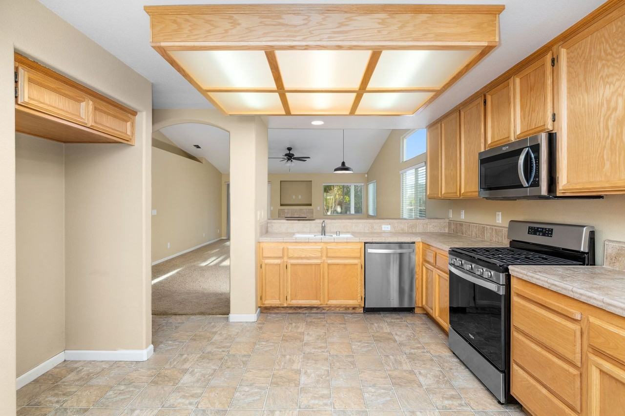 9800 Lucca Way - Photo 3 of 35