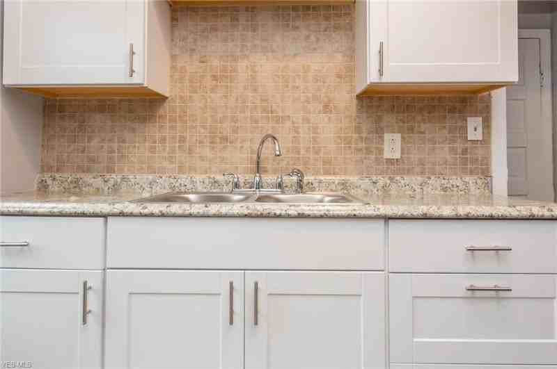 1541 Lakewood Ave - Photo 3 of 18