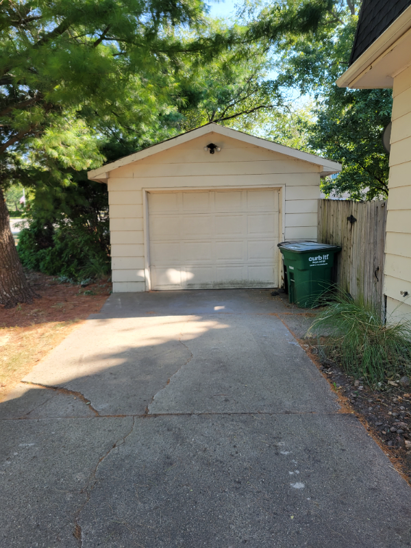 1023 Se Uehlamar Dr - Photo 3 of 16