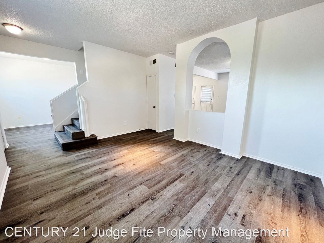 921 Lake Bluff Dr - Photo 2 of 11