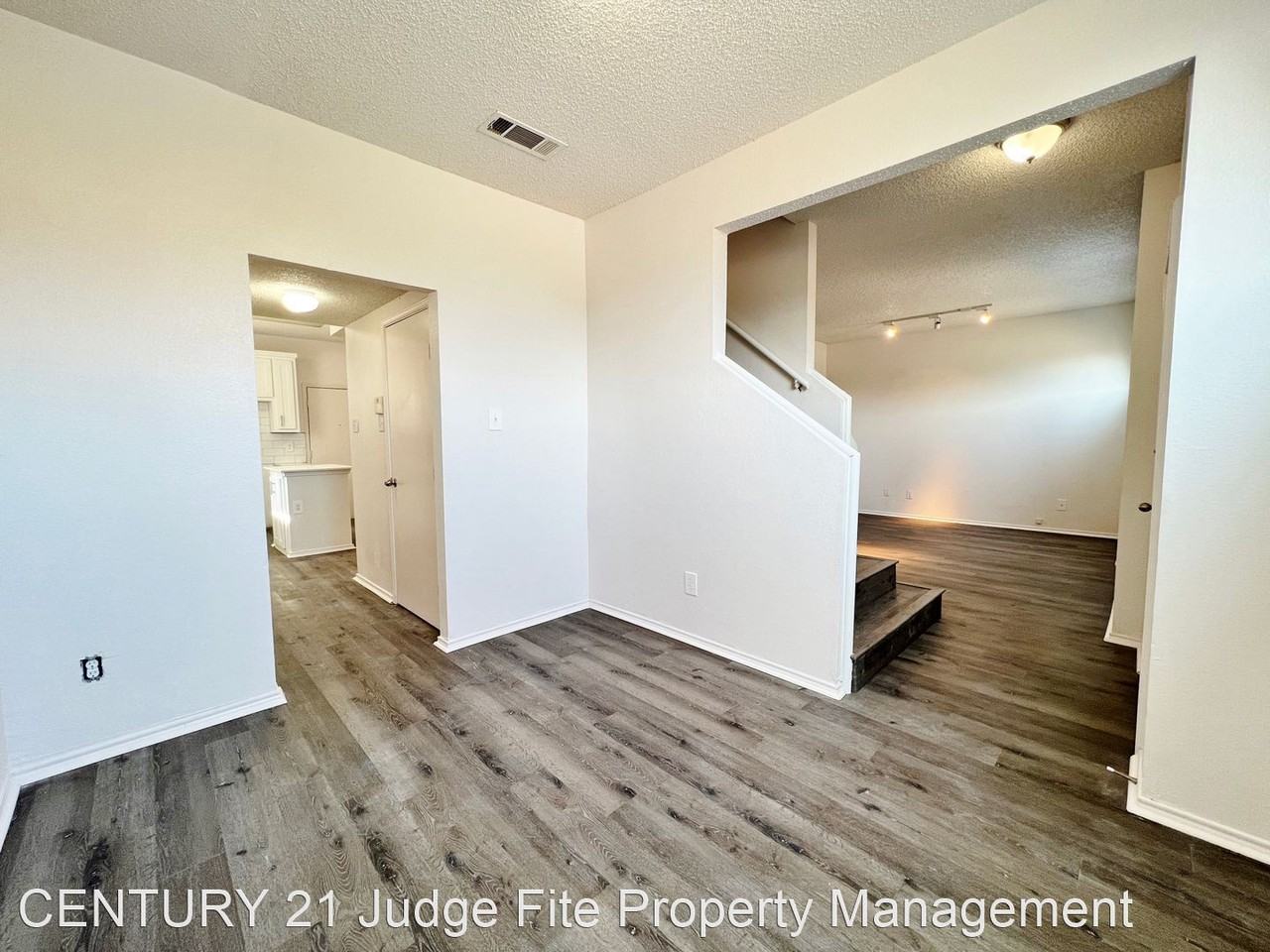 921 Lake Bluff Dr - Photo 3 of 11