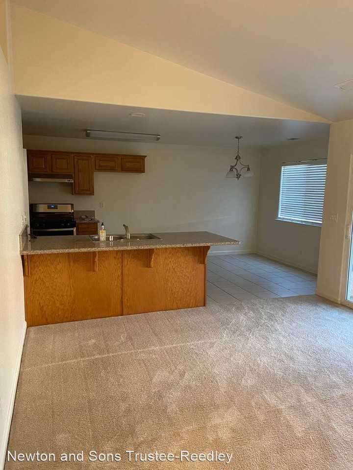 252 N 5th St - Photo 2 of 17