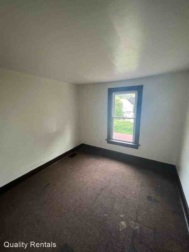 1122 E 9th St - Photo 2 of 11