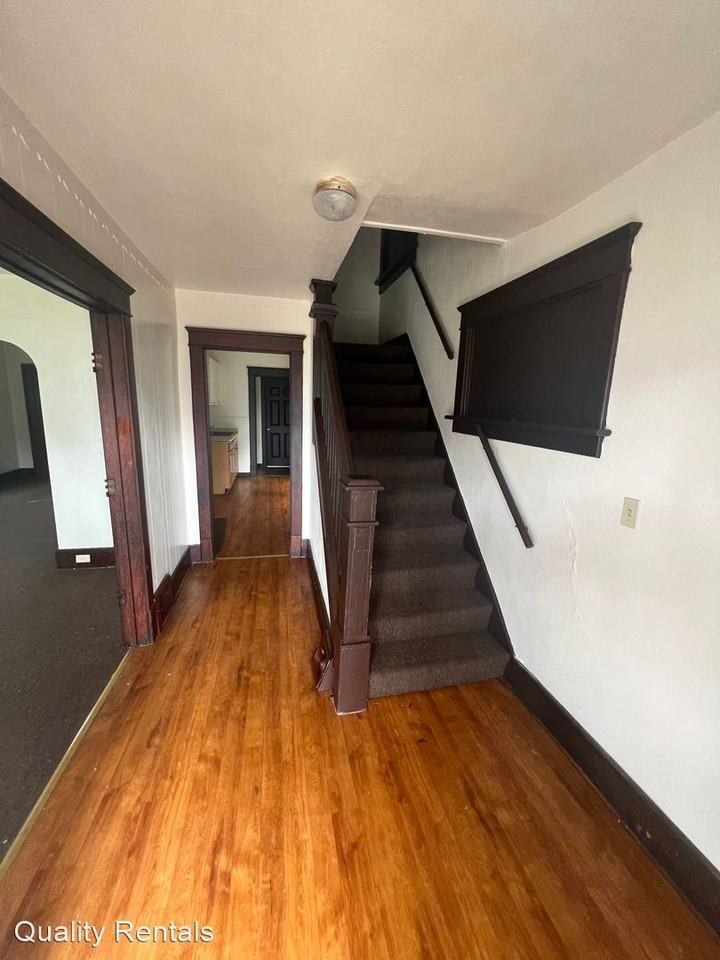 1122 E 9th St - Photo 3 of 11