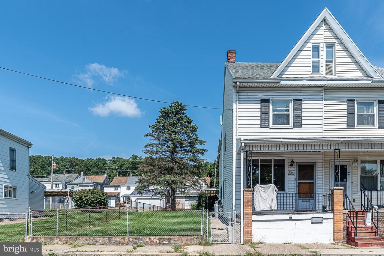 111 W Saylor St - Photo 2 of 18