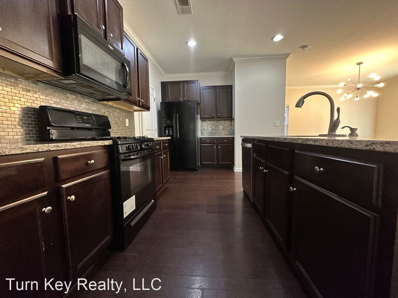 407 W Park Dr - Photo 2 of 13