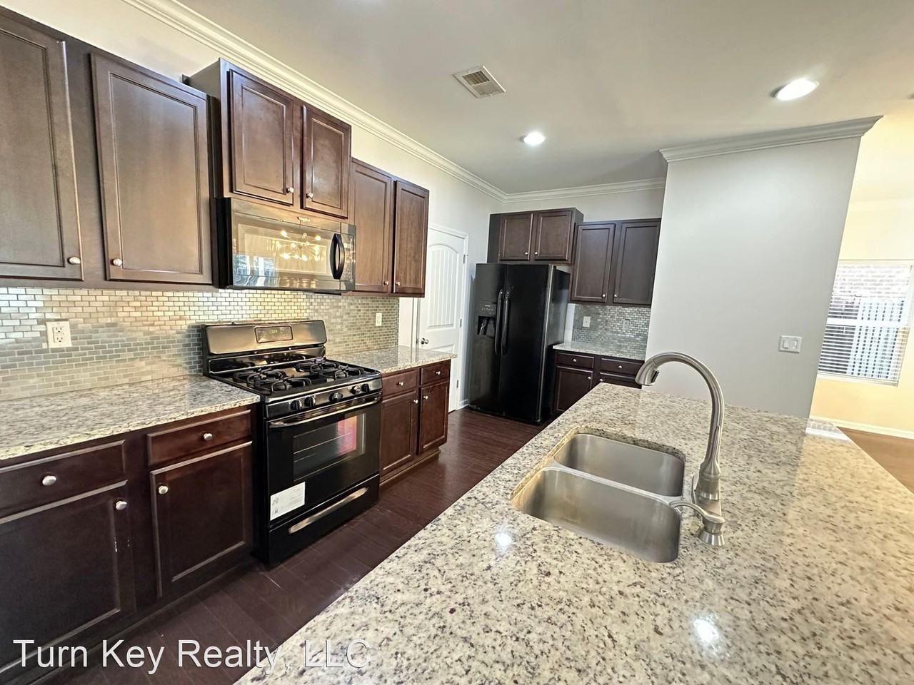 407 W Park Dr - Photo 3 of 13