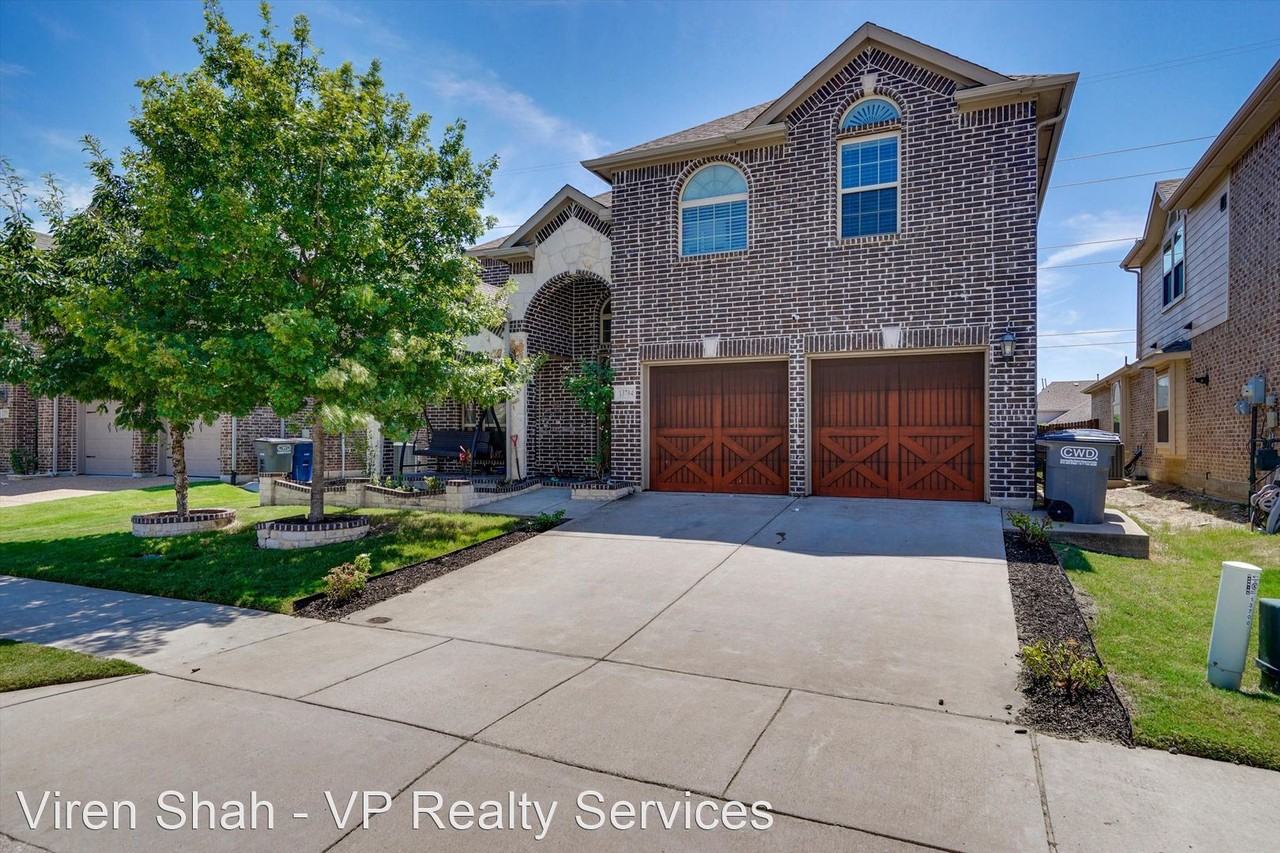 13704 Blueberry Hill Dr - Photo 2 of 30
