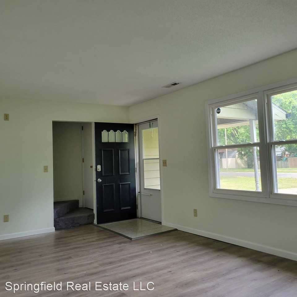 2220 Austin Dr - Photo 3 of 15