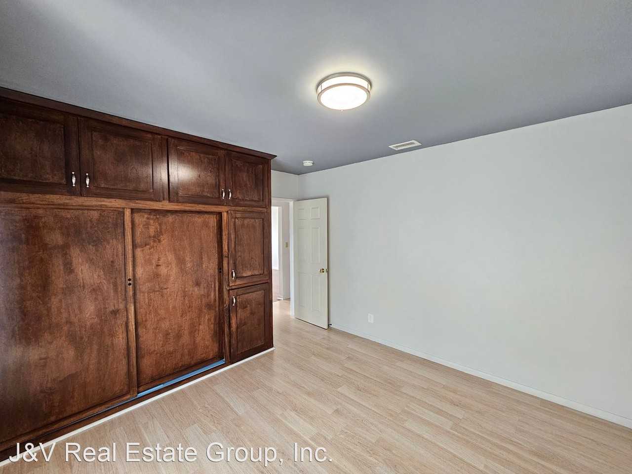 4601 Leonis St - Photo 3 of 15