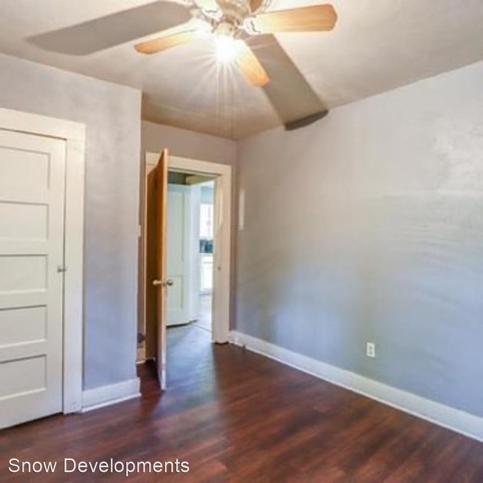 1723 W 16th St - Photo 3 of 6