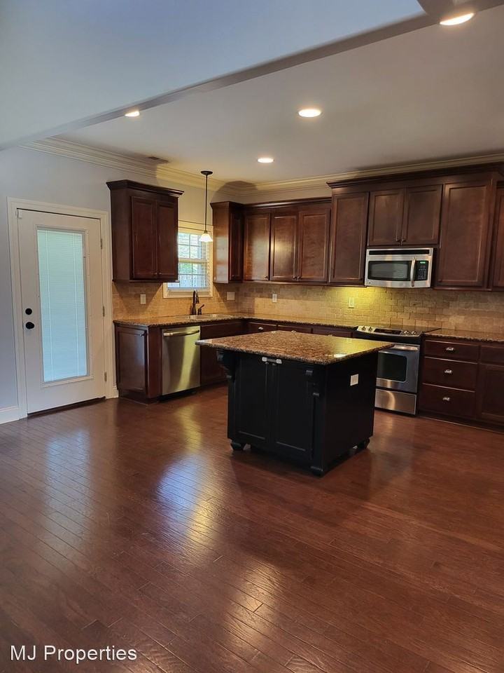 133 Properzi Way Sw - Photo 3 of 28