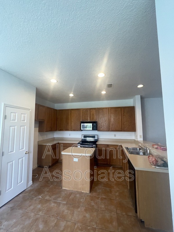11675 Declaration Dr - Photo 3 of 19