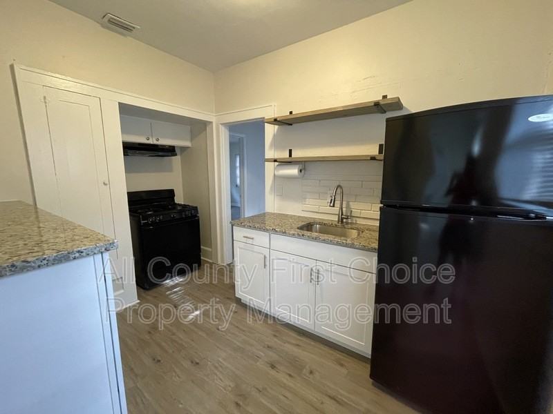 1111 James Ave S - Photo 6 of 26