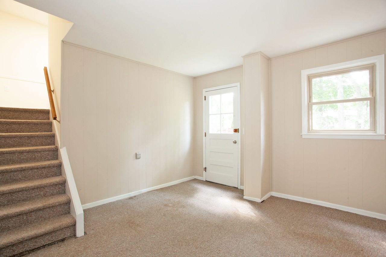 402 Tenakill Dr - Photo 3 of 15