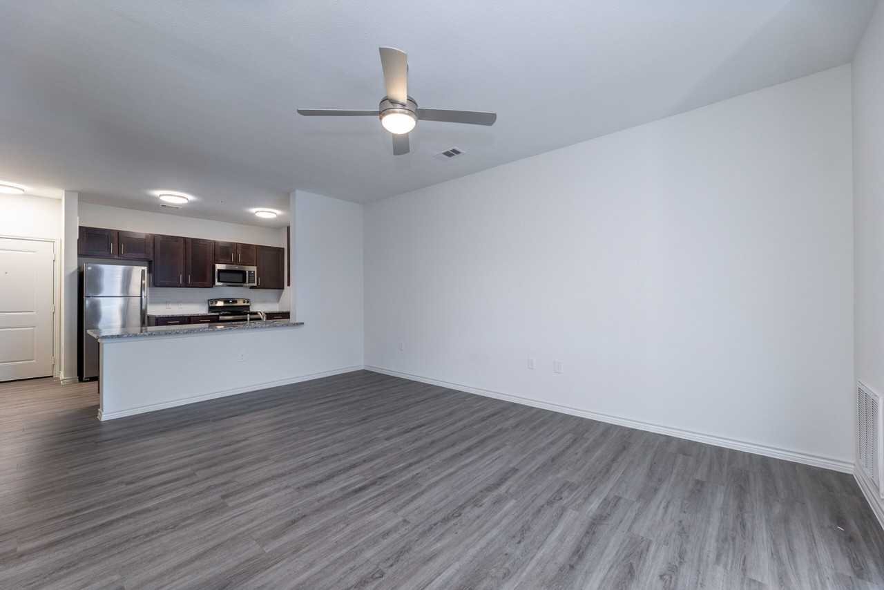 The Oaks at Ben White - Photo 5 of 9