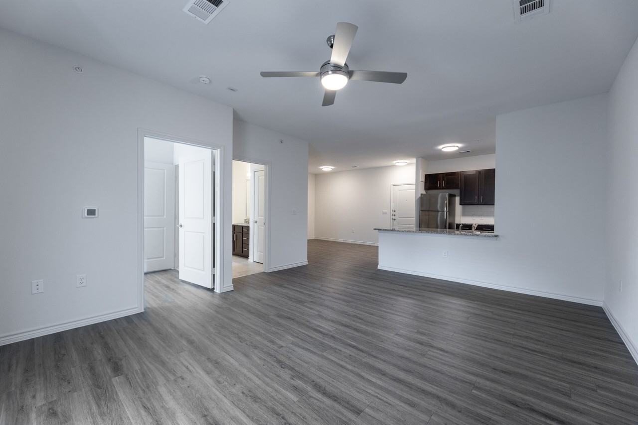 The Oaks at Ben White - Photo 3 of 9