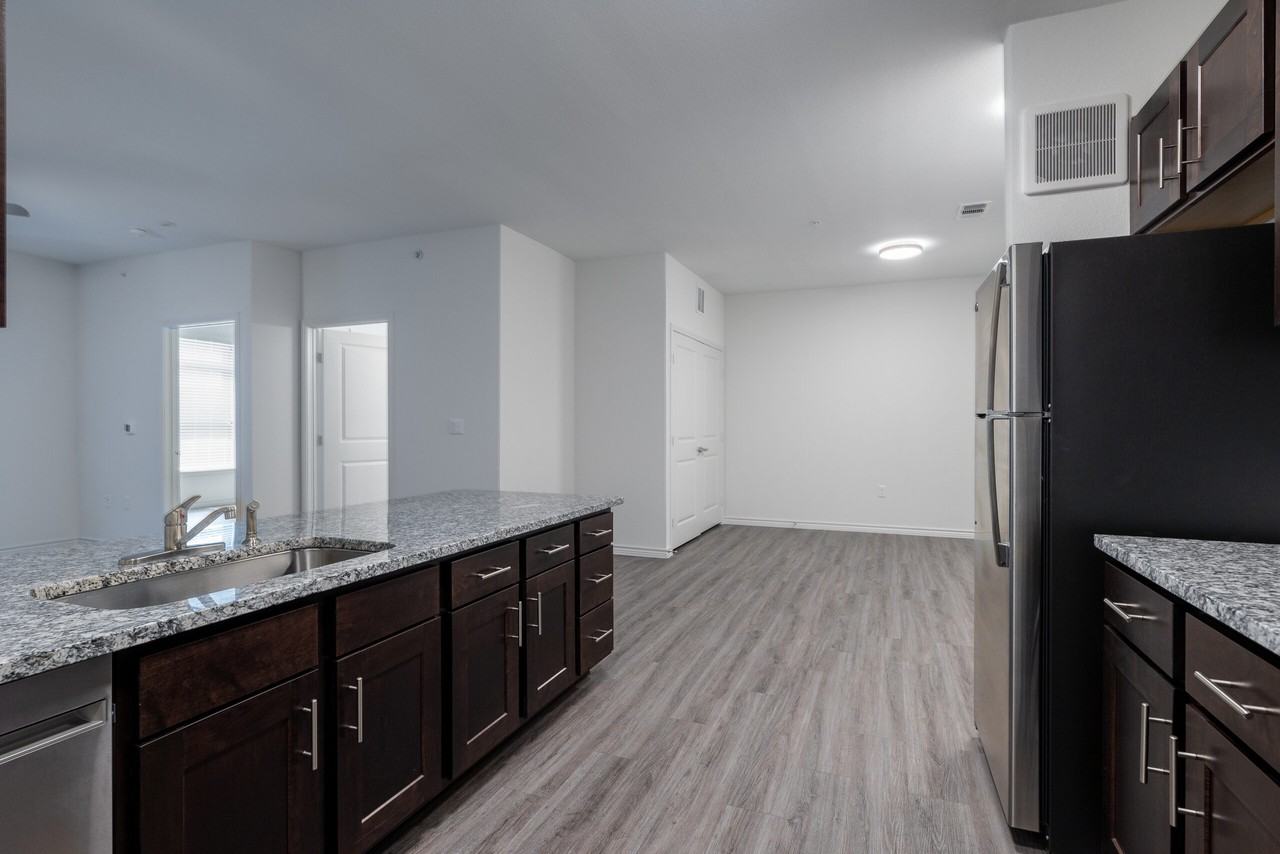 The Oaks at Ben White - Photo 2 of 9