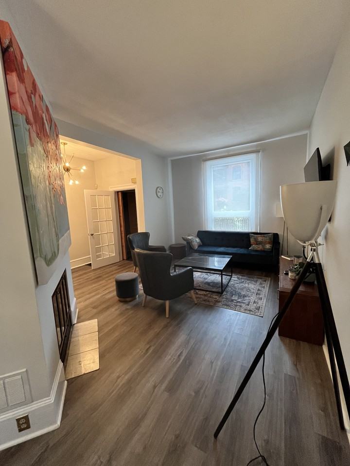 103 Pretoria Ave  FULLY FURNISHED - Photo 3 of 7