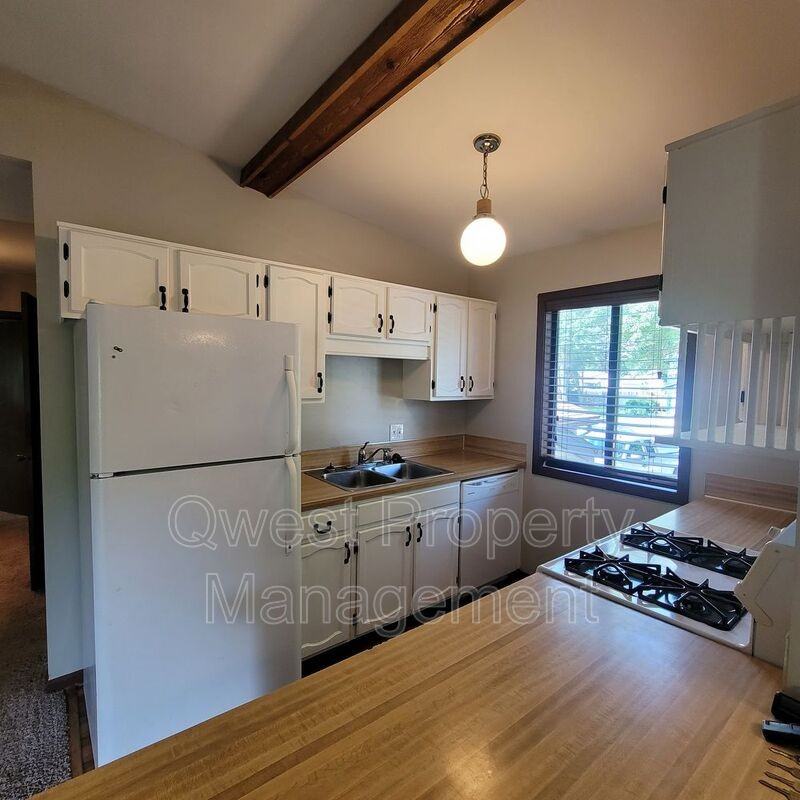 5898 Madison Ave Se - Photo 3 of 16