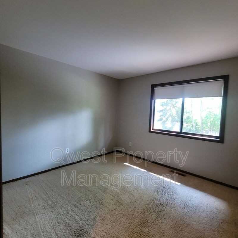 5898 Madison Ave Se - Photo 4 of 16