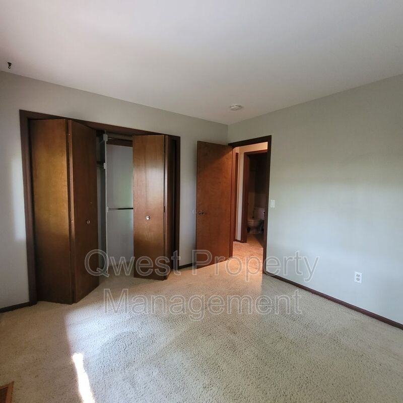 5898 Madison Ave Se - Photo 5 of 16