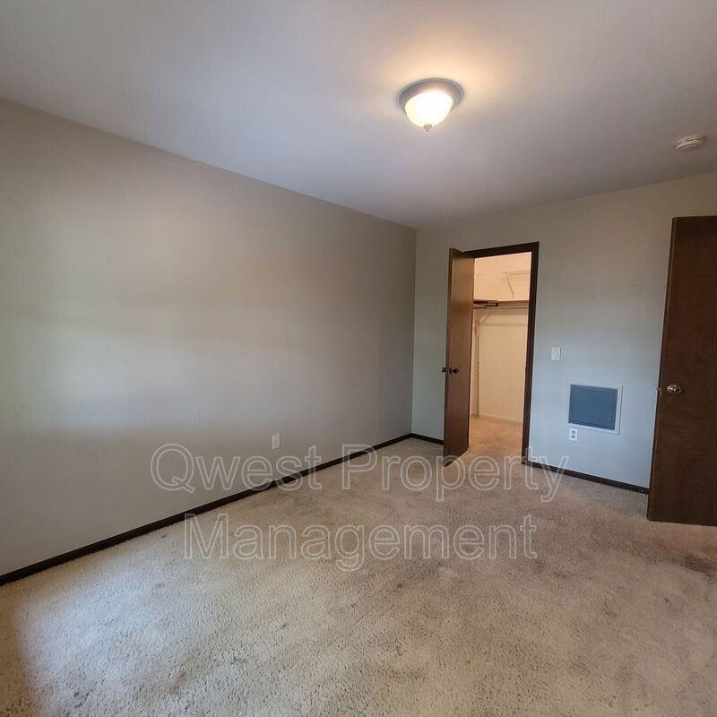 5898 Madison Ave Se - Photo 7 of 16