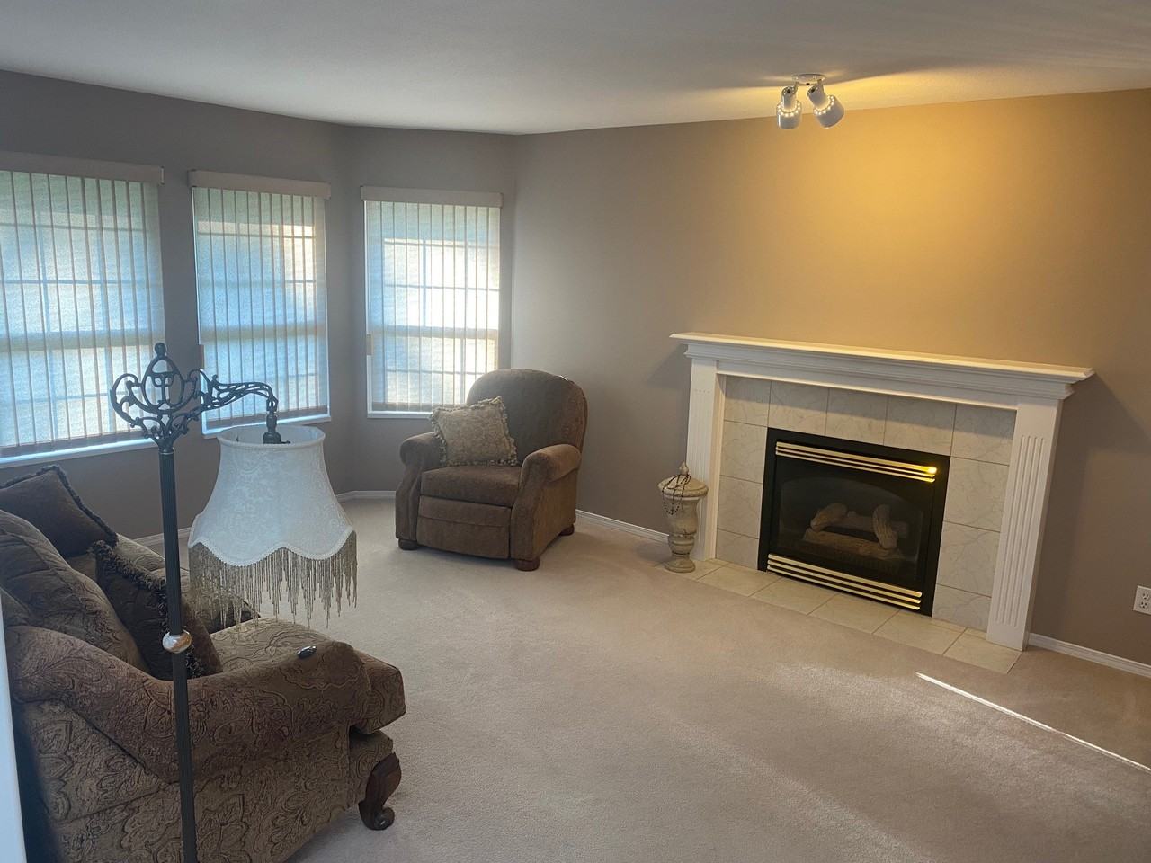 2334 200 St - Photo 2 of 20