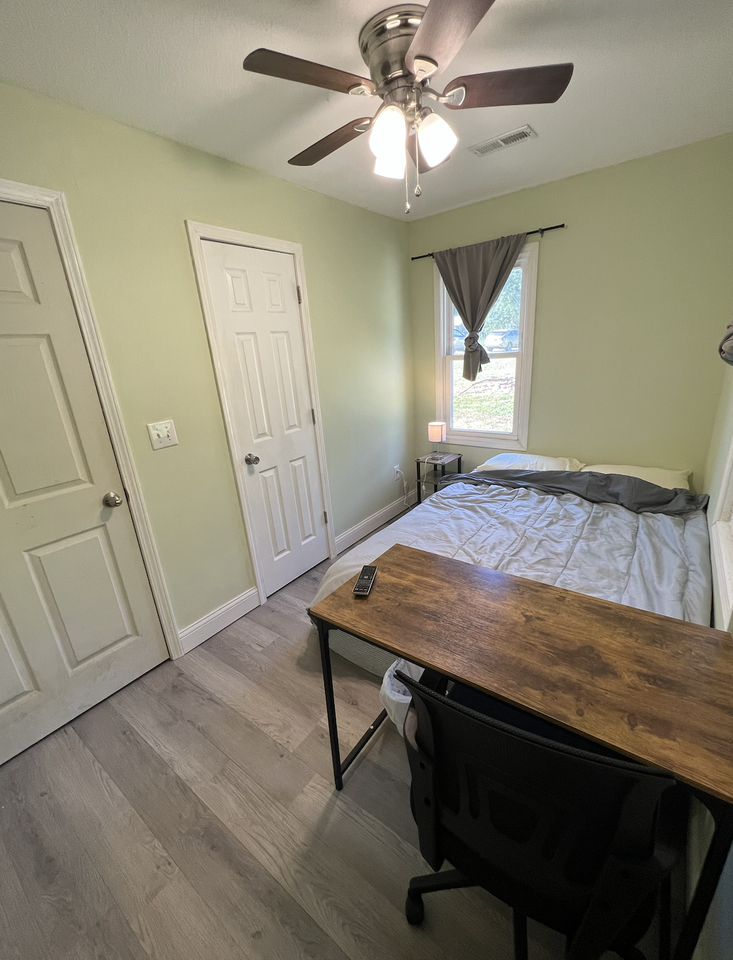 1301 N 52nd Ct #NA - Photo 3 of 29