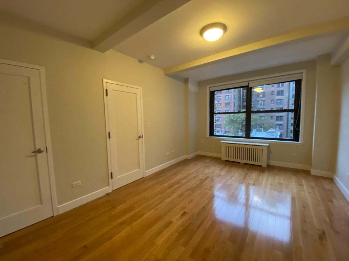 E 58th St #16D - Photo 3 of 9