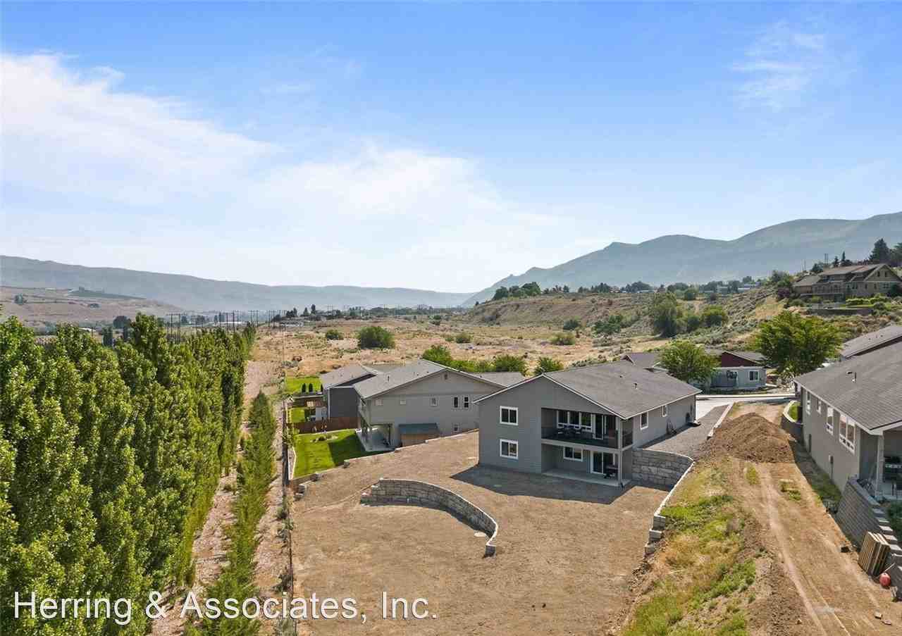 3020 Riverview Ln - Photo 3 of 32