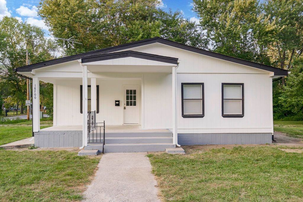 18700 E Truman Rd - Photo 2 of 19