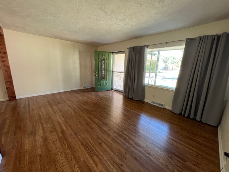 1815 E Mona Ln - Photo 3 of 18