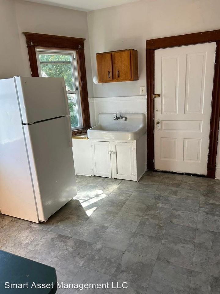 920-922 Villa St - Photo 2 of 5